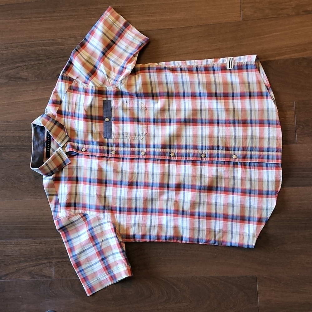 Sean John Plaid Short Sleeved Button Down Shirt. Size M.